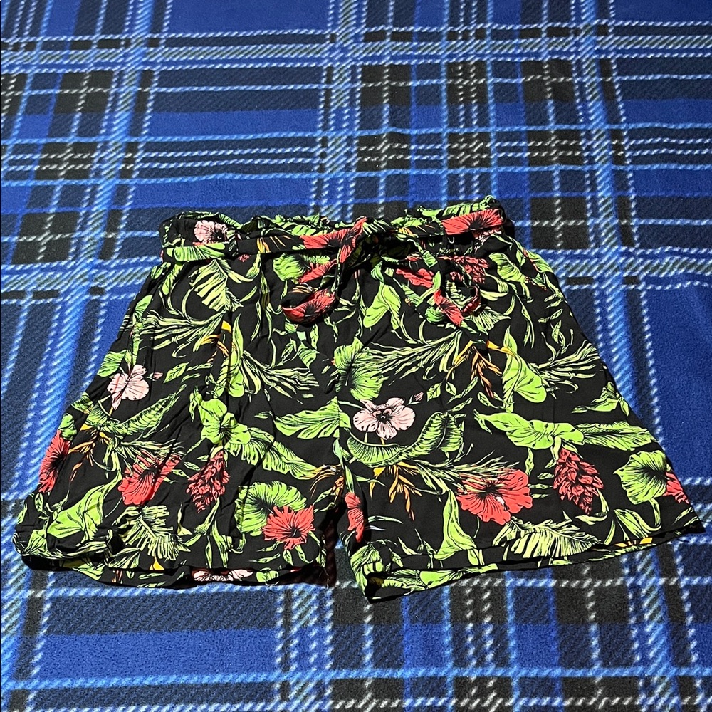 Classic Concepts Floral Shorts - Size M